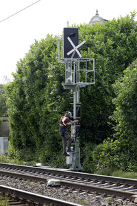 Helikopter fliegt Signalmaste in Bonn