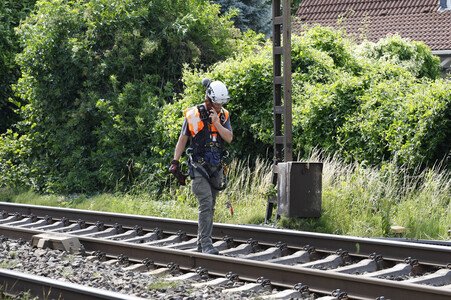 Helikopter fliegt Signalmaste in Bonn