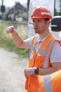 Helikopter fliegt Signalmaste in Bonn