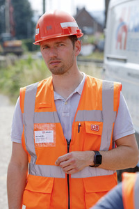 Helikopter fliegt Signalmaste in Bonn