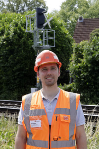 Helikopter fliegt Signalmaste in Bonn