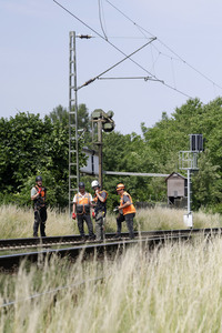Helikopter fliegt Signalmaste in Bonn