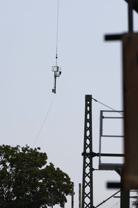 Helikopter fliegt Signalmaste in Bonn
