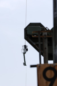 Helikopter fliegt Signalmaste in Bonn