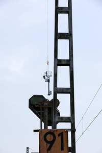 Helikopter fliegt Signalmaste in Bonn