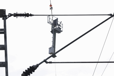 Helikopter fliegt Signalmaste in Bonn