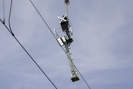 Helikopter fliegt Signalmaste in Bonn