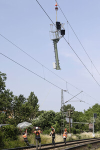 Helikopter fliegt Signalmaste in Bonn