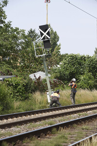 Helikopter fliegt Signalmaste in Bonn