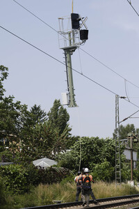 Helikopter fliegt Signalmaste in Bonn