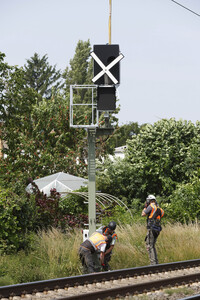 Helikopter fliegt Signalmaste in Bonn