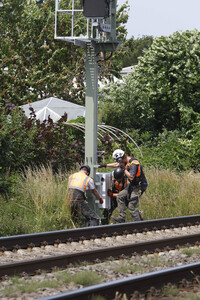 Helikopter fliegt Signalmaste in Bonn