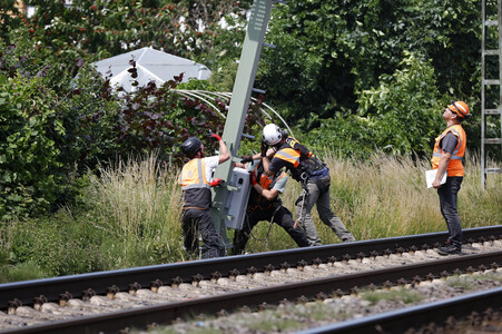Helikopter fliegt Signalmaste in Bonn