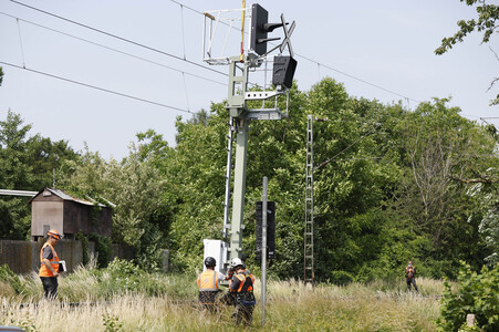 Helikopter fliegt Signalmaste in Bonn