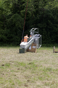 Helikopter fliegt Signalmaste in Bonn