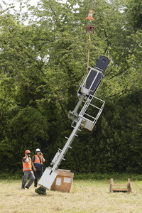 Helikopter fliegt Signalmaste in Bonn
