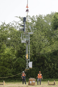 Helikopter fliegt Signalmaste in Bonn