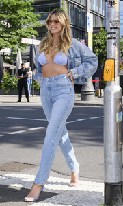 Heidi Klum signiert Wandkunstwerk in Köln