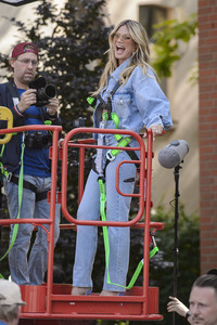 Heidi Klum signiert Wandkunstwerk in Köln