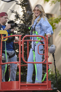 Heidi Klum signiert Wandkunstwerk in Köln