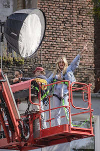 Heidi Klum signiert Wandkunstwerk in Köln