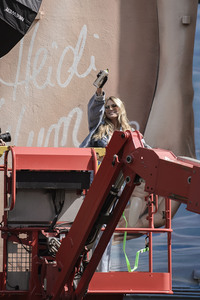 Heidi Klum signiert Wandkunstwerk in Köln