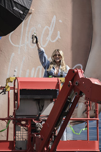 Heidi Klum signiert Wandkunstwerk in Köln