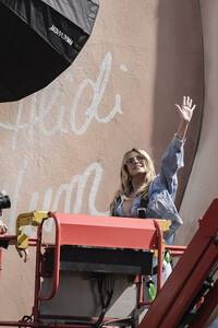 Heidi Klum signiert Wandkunstwerk in Köln