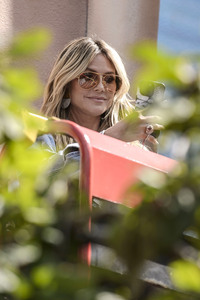 Heidi Klum signiert Wandkunstwerk in Köln