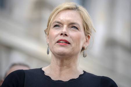 Fotoausstellung 'Wounded: The Legacy of War' von Bryan Adams beim 1. Nationalen Veteranentag in Berlin