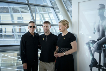 Fotoausstellung 'Wounded: The Legacy of War' von Bryan Adams beim 1. Nationalen Veteranentag in Berlin