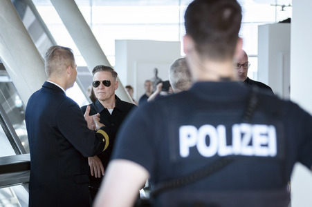 Fotoausstellung 'Wounded: The Legacy of War' von Bryan Adams beim 1. Nationalen Veteranentag in Berlin