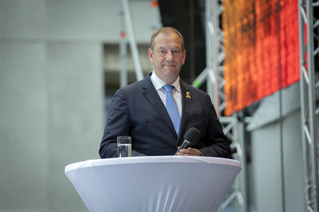 Fotoausstellung 'Wounded: The Legacy of War' von Bryan Adams beim 1. Nationalen Veteranentag in Berlin