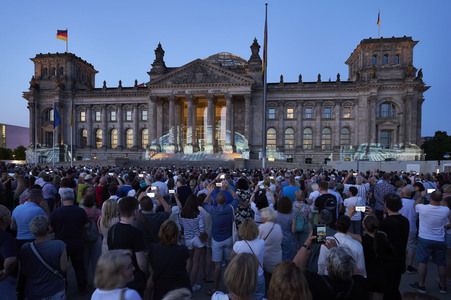 Illumination des Reichstagsgebäudes zum 30-jährigen Jubiläums des Kunstprojektes 'Wrapped Reichstag' in Berlin