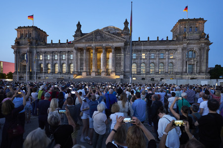 Illumination des Reichstagsgebäudes zum 30-jährigen Jubiläums des Kunstprojektes 'Wrapped Reichstag' in Berlin