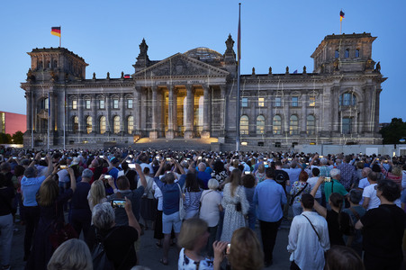 Illumination des Reichstagsgebäudes zum 30-jährigen Jubiläums des Kunstprojektes 'Wrapped Reichstag' in Berlin