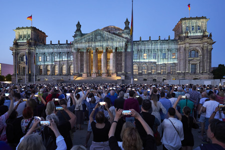 Illumination des Reichstagsgebäudes zum 30-jährigen Jubiläums des Kunstprojektes 'Wrapped Reichstag' in Berlin