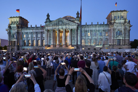 Illumination des Reichstagsgebäudes zum 30-jährigen Jubiläums des Kunstprojektes 'Wrapped Reichstag' in Berlin