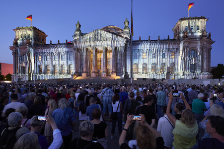 Illumination des Reichstagsgebäudes zum 30-jährigen Jubiläums des Kunstprojektes 'Wrapped Reichstag' in Berlin