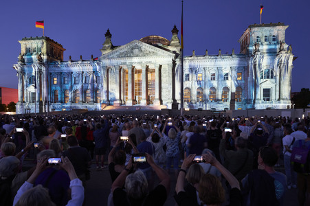 Illumination des Reichstagsgebäudes zum 30-jährigen Jubiläums des Kunstprojektes 'Wrapped Reichstag' in Berlin