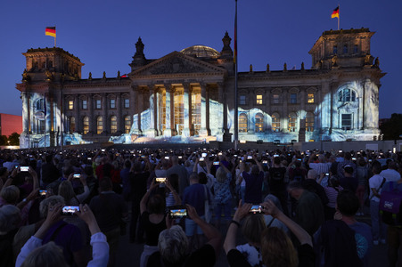 Illumination des Reichstagsgebäudes zum 30-jährigen Jubiläums des Kunstprojektes 'Wrapped Reichstag' in Berlin