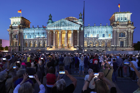Illumination des Reichstagsgebäudes zum 30-jährigen Jubiläums des Kunstprojektes 'Wrapped Reichstag' in Berlin