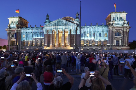 Illumination des Reichstagsgebäudes zum 30-jährigen Jubiläums des Kunstprojektes 'Wrapped Reichstag' in Berlin