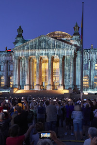 Illumination des Reichstagsgebäudes zum 30-jährigen Jubiläums des Kunstprojektes 'Wrapped Reichstag' in Berlin
