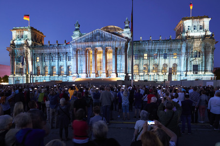 Illumination des Reichstagsgebäudes zum 30-jährigen Jubiläums des Kunstprojektes 'Wrapped Reichstag' in Berlin