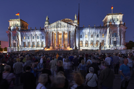 Illumination des Reichstagsgebäudes zum 30-jährigen Jubiläums des Kunstprojektes 'Wrapped Reichstag' in Berlin