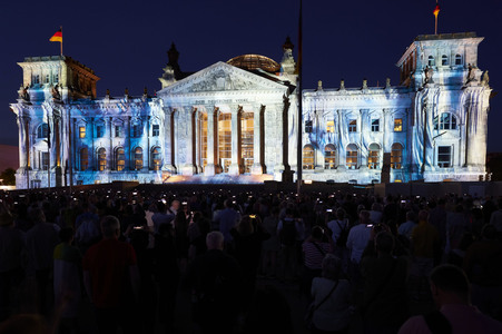 Illumination des Reichstagsgebäudes zum 30-jährigen Jubiläums des Kunstprojektes 'Wrapped Reichstag' in Berlin
