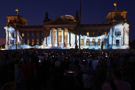 Illumination des Reichstagsgebäudes zum 30-jährigen Jubiläums des Kunstprojektes 'Wrapped Reichstag' in Berlin