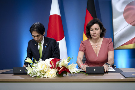 Unterzeichnung von Absichtserklärungen zwischen Japan und Deutschland in Berlin
