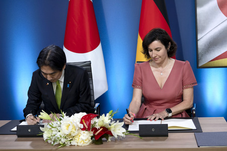 Unterzeichnung von Absichtserklärungen zwischen Japan und Deutschland in Berlin